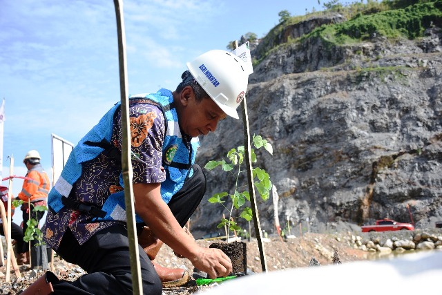 Dirut PT Semen Padang Asri Mukhtar melakukan penanaman pohon dalam rangka memperingati Hari Lingkungan Hidup se-Dunia  di lokasi Wetland, yang merupakan area Reklamasi Tambang PT Semen Padang, Jumat (10/6/2022).
